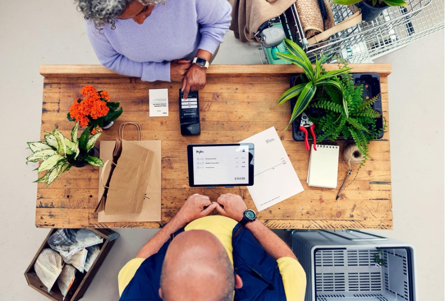 Adyen: nel 2025 donazioni da 2 italiani su 3