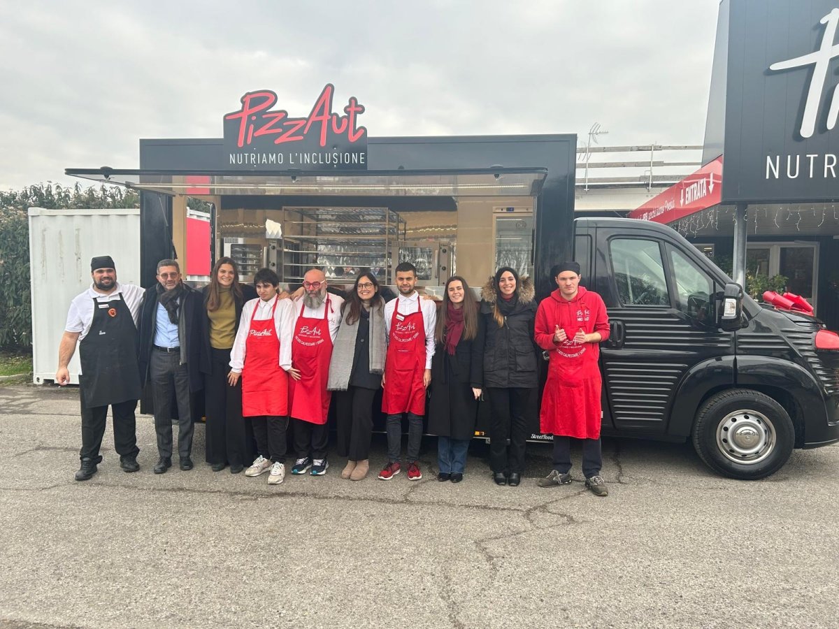 PizzAut lancia il primo truck della flotta PizzAutoBus con Rovagnati