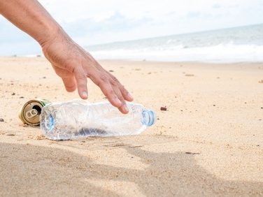 Fileni e Legambiente: 150 kg di rifiuti raccolti in spiaggia