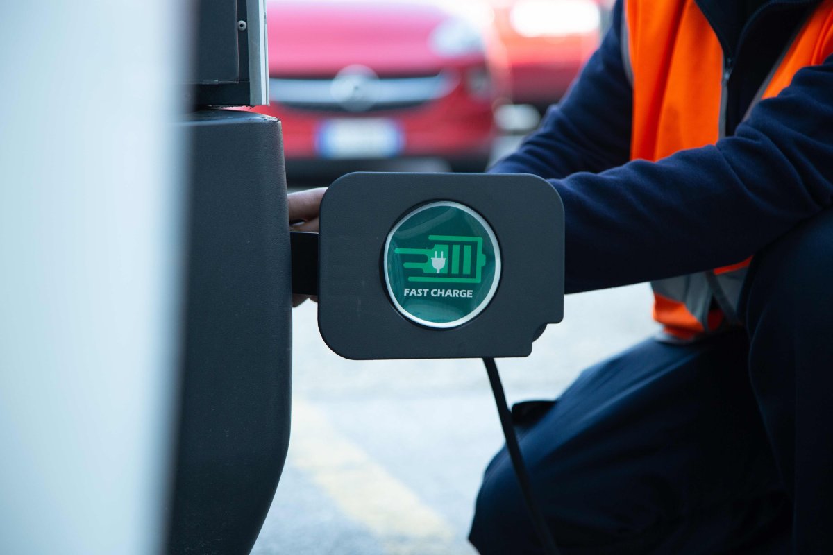 Amazon estende a Milano le consegne in giornata con scooter elettrici