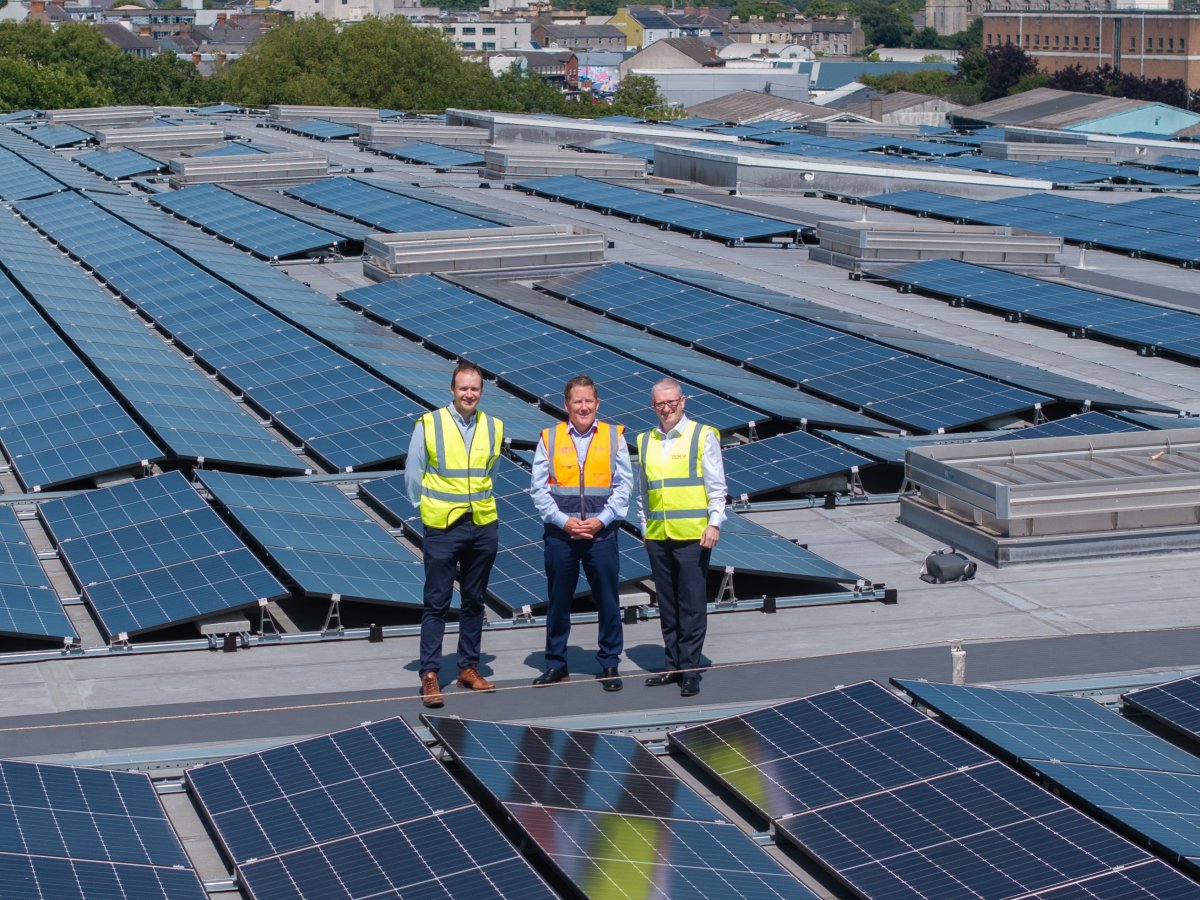 Tesco Irlanda trasforma i tetti dei supermercati in energia solare con Greenvolt
