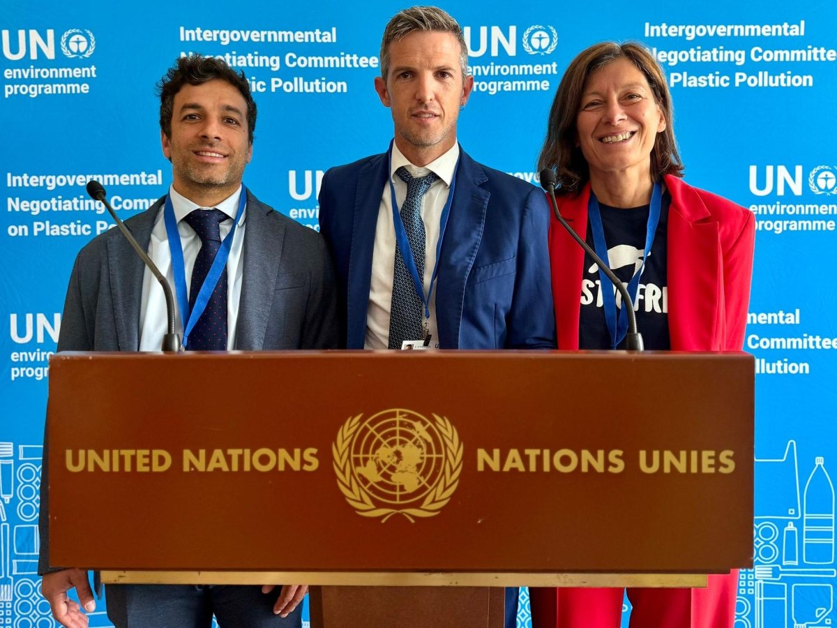Da sinistra: Luca De Gaetano (Fondatore e Presidente), Lorenzo Zitignani (Direttore Generale) e Silvia Pettinicchio (Global Strategy Director) di Plastic Free Onlus