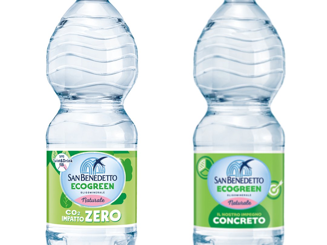 La bottiglia di acqua SanBenedetto da 0,5lt nelle due versioni: a sinistra con il claim "CO2 impatto zero" e a destra la nuova versione dell'etichetta senza questo claim. 