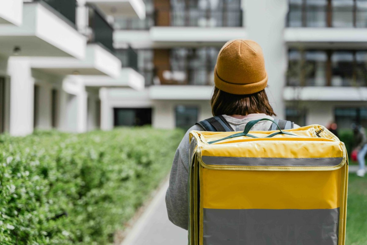 Rider come lavoratori subordinati: la Cassazione ridisegna il food delivery