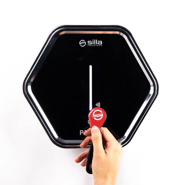 Prism Solar, il caricatore universale per veicoli elettrici di Silla Industries, si arricchisce con il Servizio Horeca