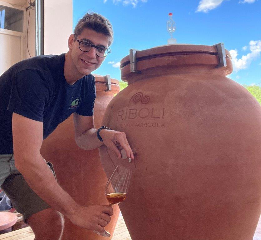 Estro, il nuovo "orange wine" di Cantina Riboli: un viaggio nel tempo attraverso la storia del vino in anfora
