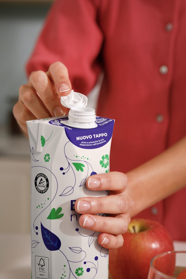 Tetra Pak lancia i primi tappi ancorati alle confezioni in carta