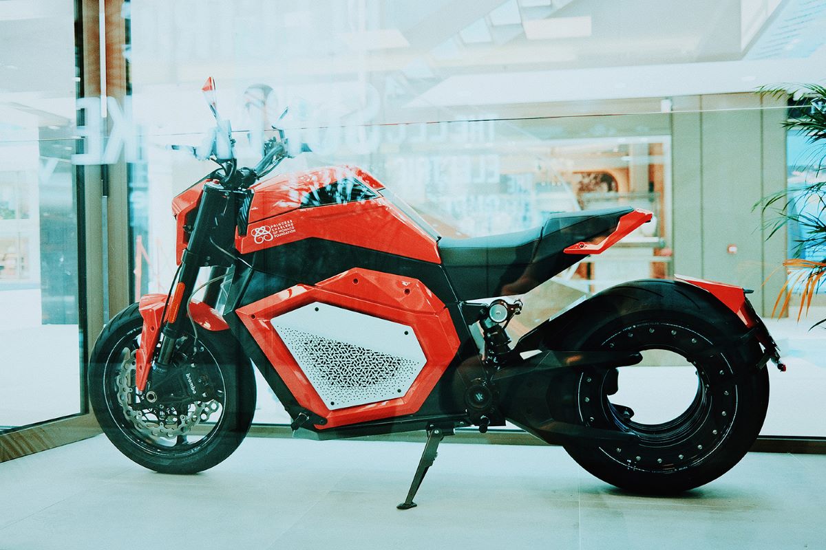 Green Retail  - Verge Motorcycles dona alla Fondazione Principessa Charlene di Monaco due superbike elettriche progettate appositamente 