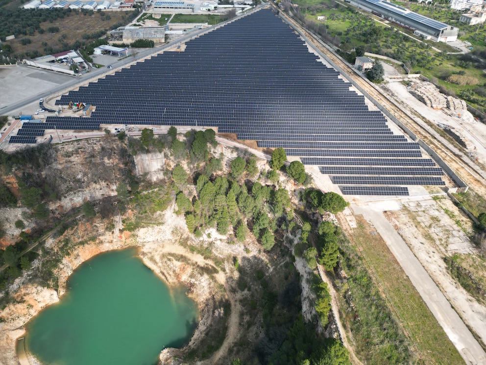 Un impianto fotovoltaico e un parco per far rinascere un’area industriale dismessa