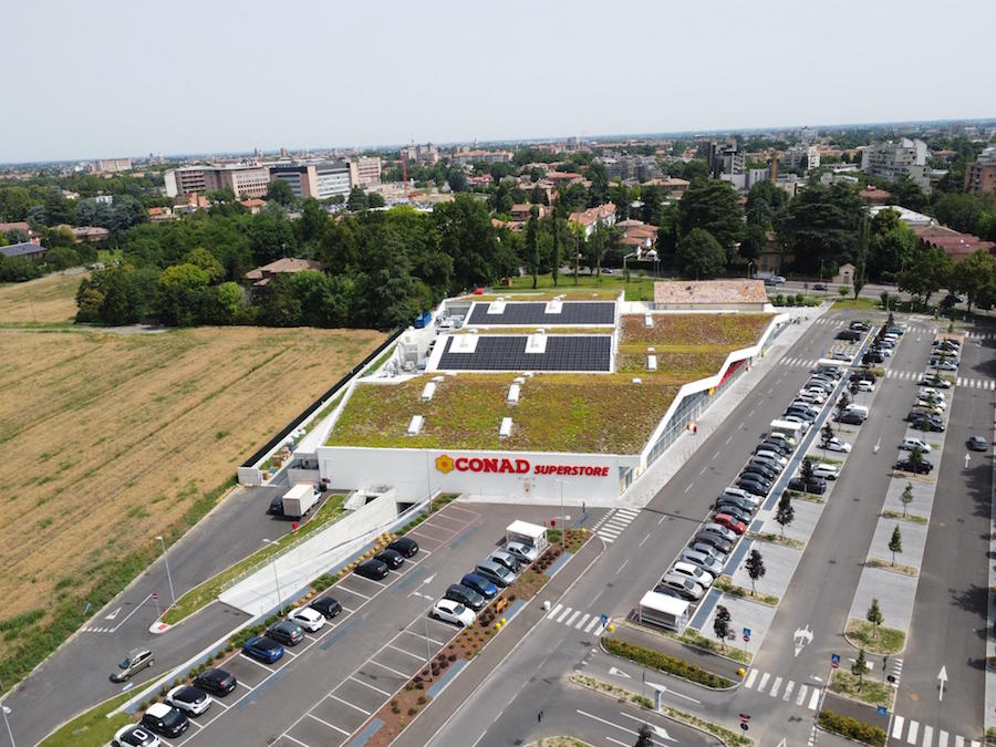 Green Retail  - Fotovoltaico e tetto verde: Conad Reggio Emilia riduce le emissioni grazie a Derbigum 