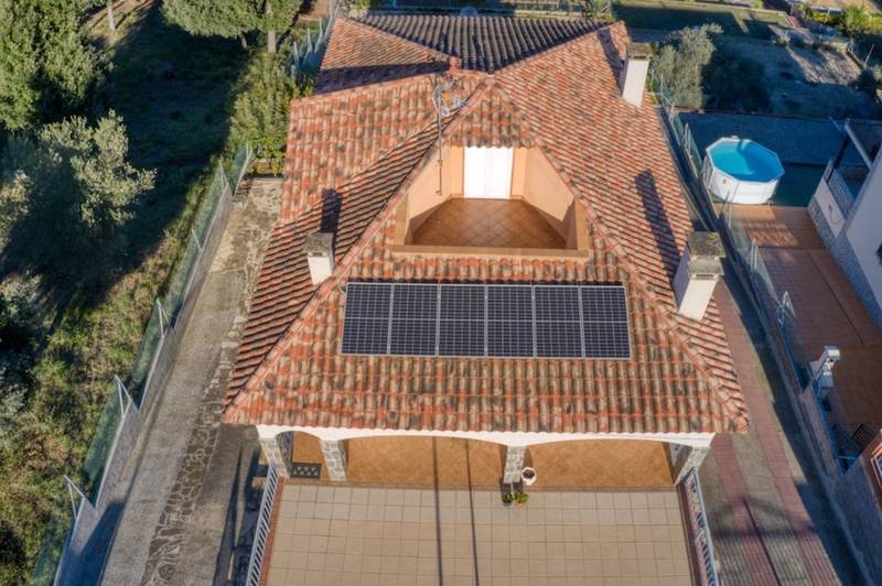 Fotovoltaico, Roma e Milano guidano la classifica delle città più “solari” d’Italia