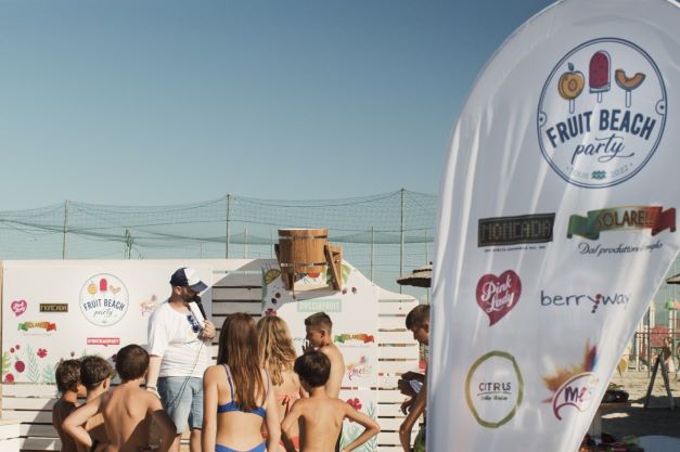 Fruit Beach Party fa il pieno nelle spiagge: oltre 10 mila persone e 1600 ciotole di frutta