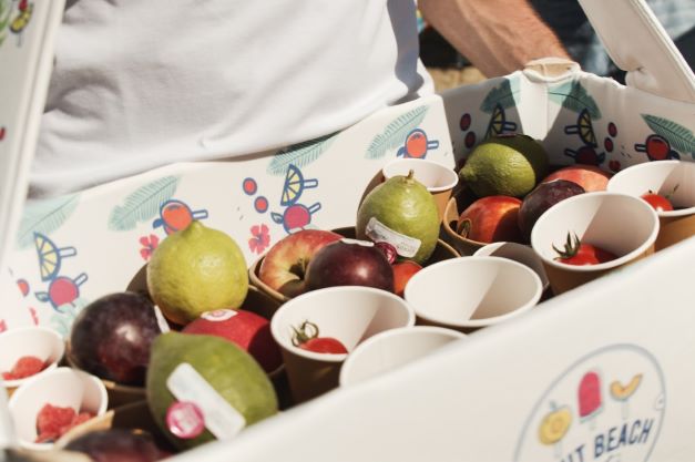 Fruit Beach Party fa il pieno nelle spiagge: oltre 10 mila persone e 1600 ciotole di frutta