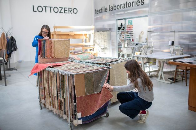 Museo del Tessuto: workshop internazionale per la tradizione artigianale tessile sostenibile