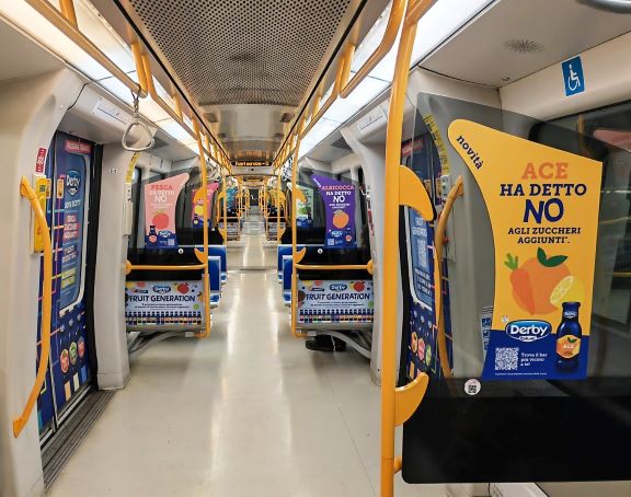 Derby Blue sale a bordo della metro di Milano: treno brandizzato per i 25 anni della bottiglia