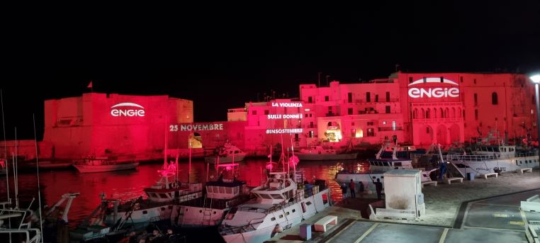 La violenza sulle donne è insostenibile: Engie illumina di rosso i luoghi simbolo di 10 Comuni in Italia