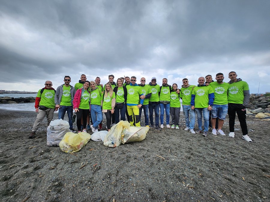 Worldrise e Sacchi: al via le iniziative di beach cleaning sulle spiaggie liguri per la tutela dell’ecosistema marino