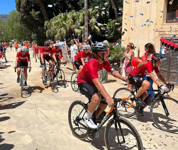 L'Assessore di Palermo e il Console olandese accolgono studenti ciclisti dopo 2750 km da Rotterdam a Palermo, raccogliendo fondi per la ricerca cardiaca