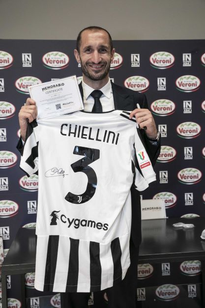 La maglia di Chiellini dell'ultima finale di Coppa Italia va all'asta per sostenere insieme a Veroni la onlus Insuperabili