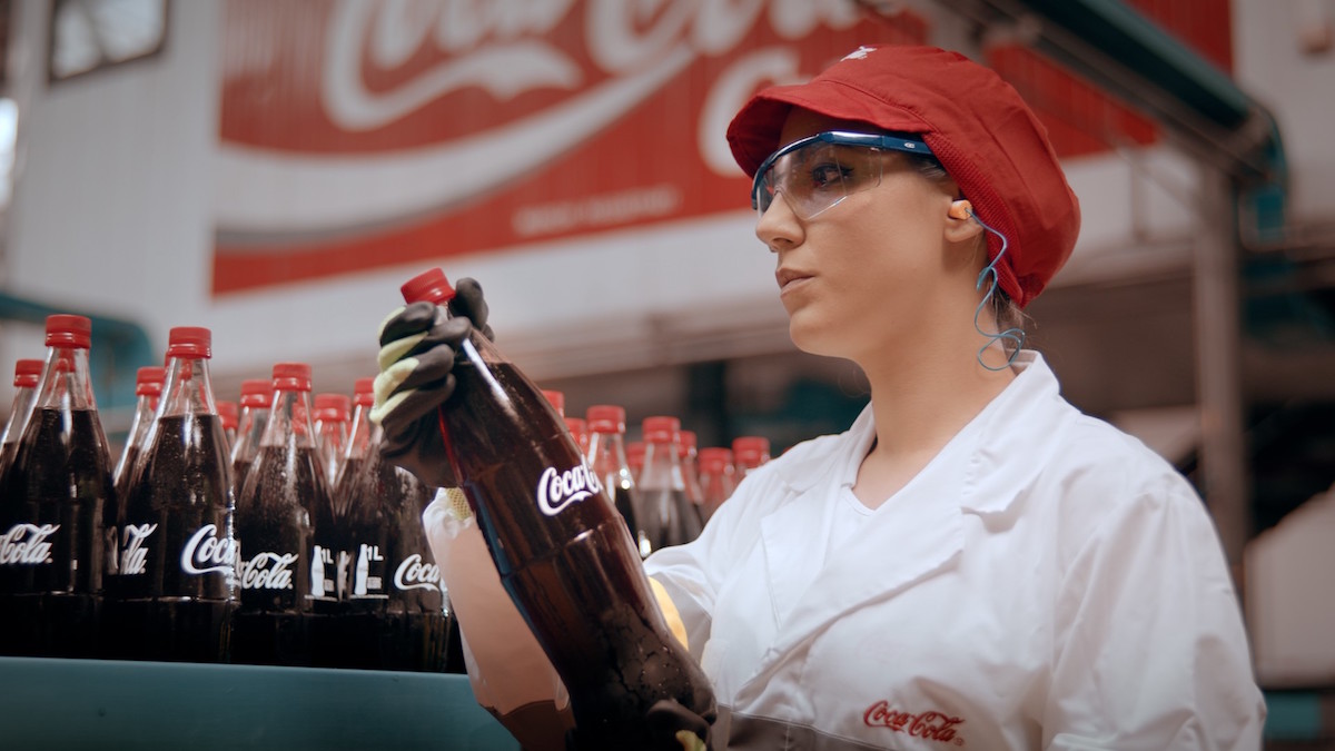 Nel 2022 Coca-Cola ha generato e distribuito risorse per 1,2 miliardi di euro, con un impatto occupazionale di 27.000 posti di lavoro