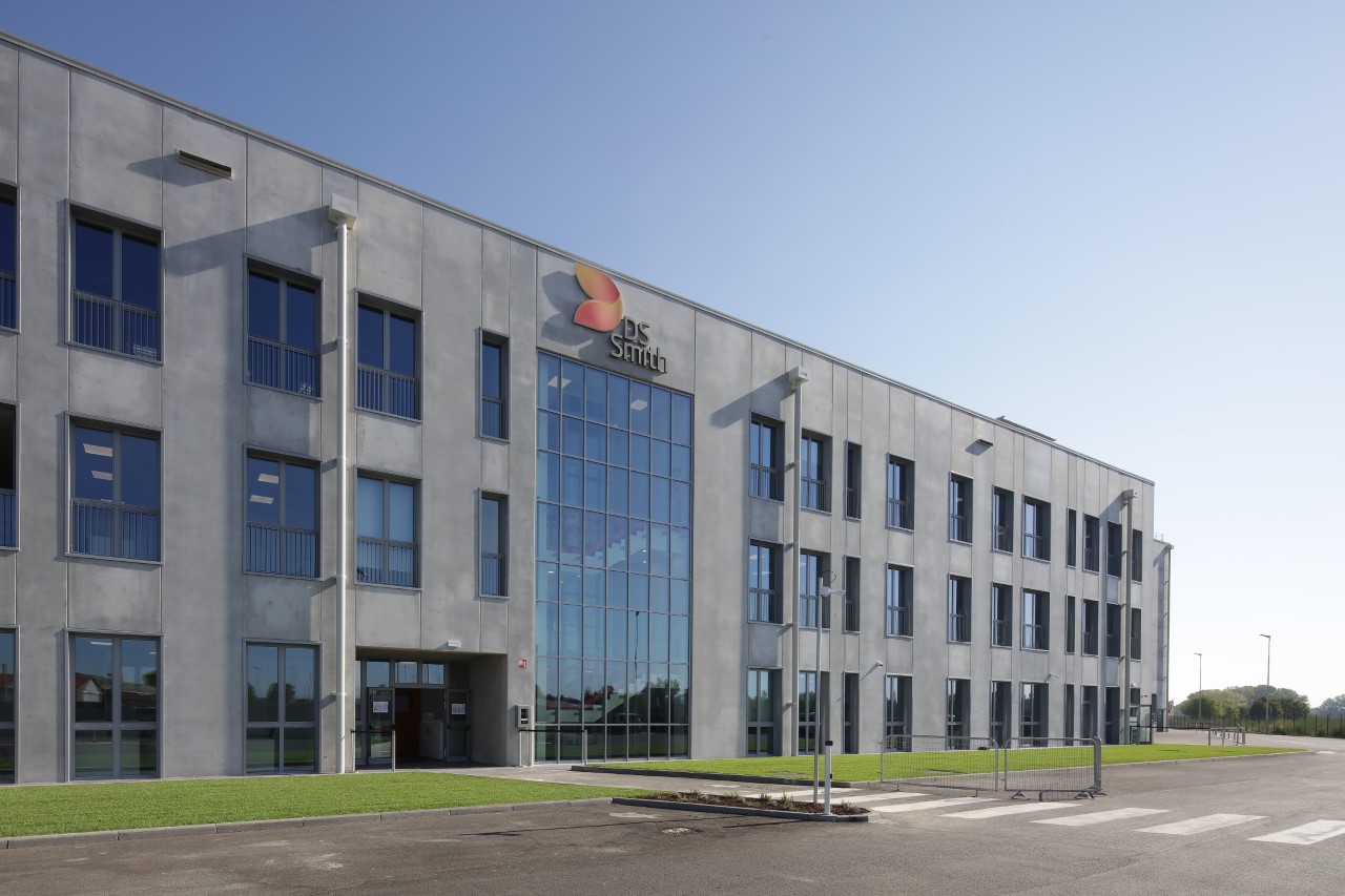 Lo stabilimento DS Smith di Castelfranco Emilia raggiunge la piena operatività in meno di un anno a conferma della domanda in crescita di packaging sostenibile