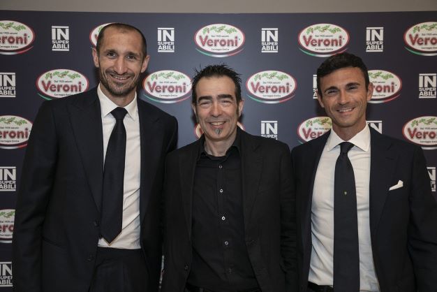 La maglia di Chiellini dell'ultima finale di Coppa Italia va all'asta per sostenere insieme a Veroni la onlus Insuperabili