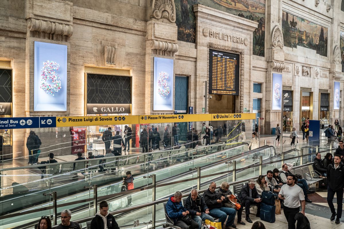 A Milano Centrale si accende il “Mosaico”, l’impianto pubblicitario che promuove l’arte