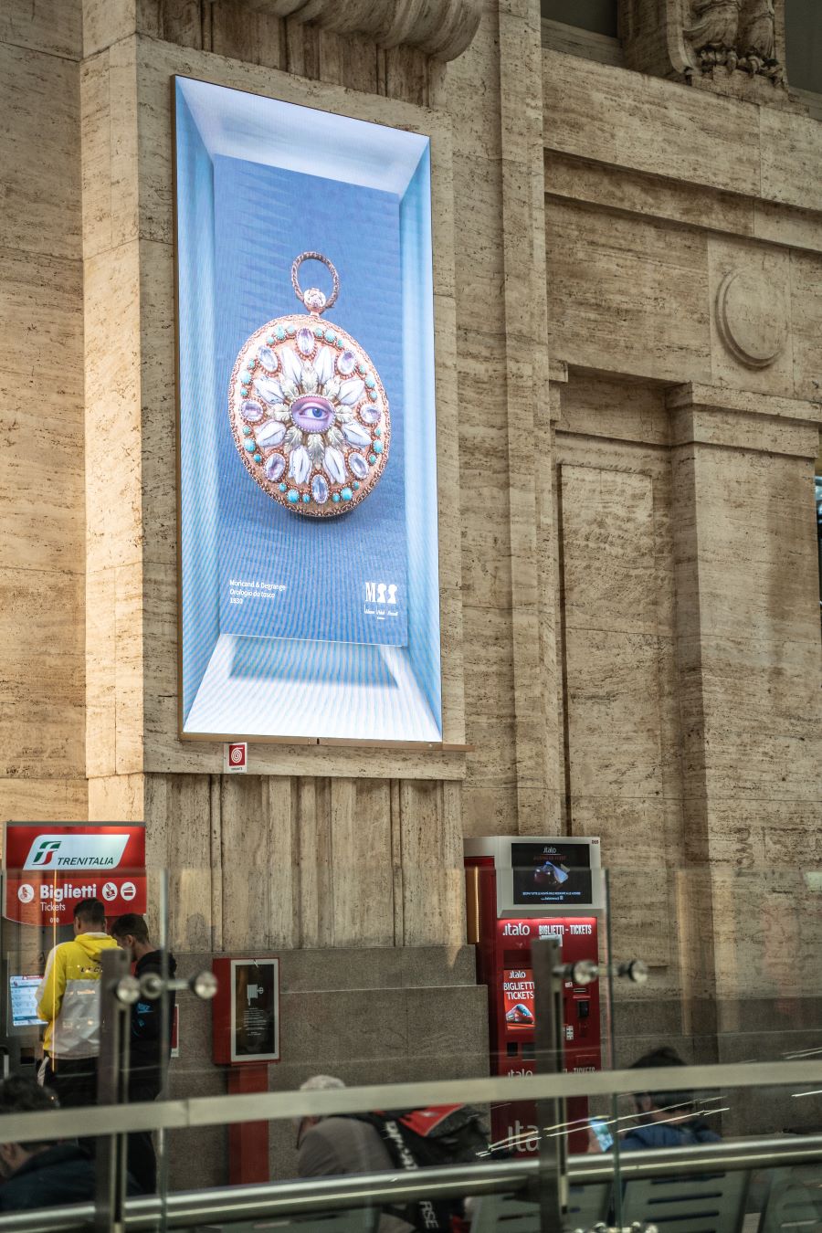 A Milano Centrale si accende il “Mosaico”, l’impianto pubblicitario che promuove l’arte