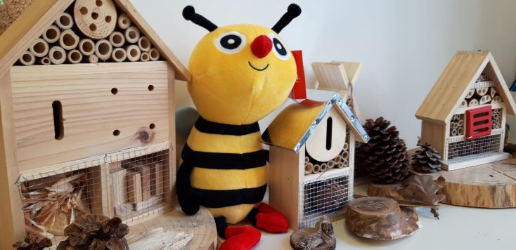 Gli asili e le scuole di infanzia Busy Bees presentano gli alveari del progetto Bee Art in collaborazione con Mattel