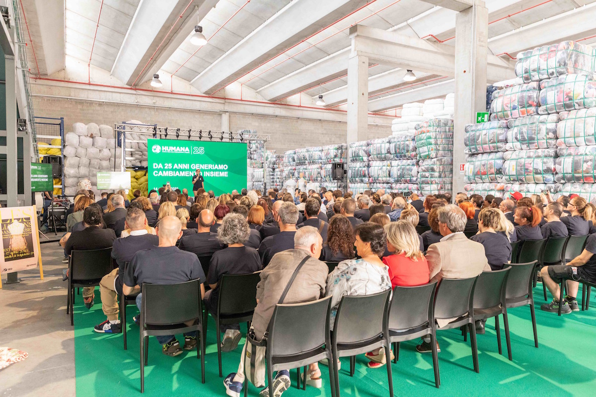 Humana People to People Italia celebra 25 anni inaugurando il più grande impianto di selezione di abiti usati del Nord Italia