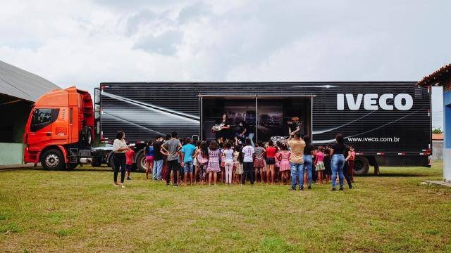 Behind the wheel: Iveco recupera il tempo perduto con la Carovana Solidale