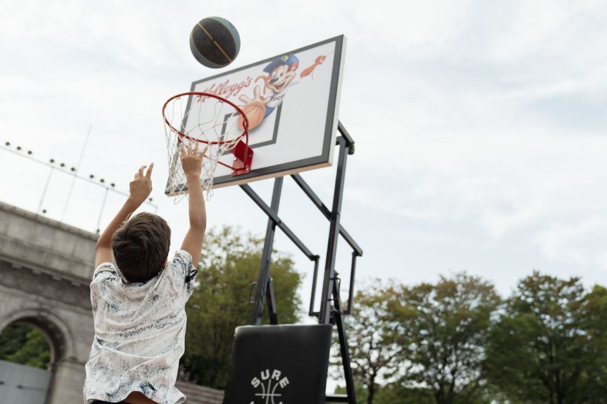 Green Retail  - Kellogg Italia inaugura un campo da basket a Milano, a beneficio della comunità locale 
