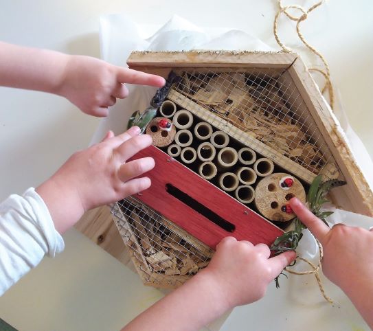 Gli asili e le scuole di infanzia Busy Bees presentano gli alveari del progetto Bee Art in collaborazione con Mattel