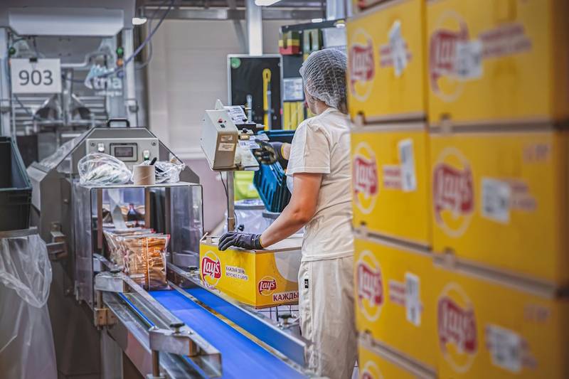 Pepsico Europe fissa l'obiettivo di eliminare la plastica vergine a base fossile dei pacchetti di patatine entro la fine del decennio