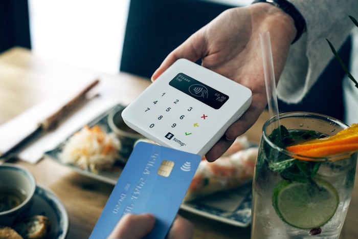 Shopping di Natale, +26% di pagamenti digitali: libri, cosmetici e giocattoli gli acquisti più cashless