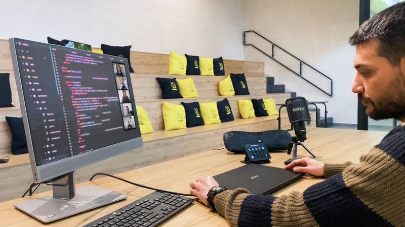 Largo alla Yolo economy: i giovani lasciano il posto fisso e trasformano la passione per l’informatica nel lavoro dei sogni