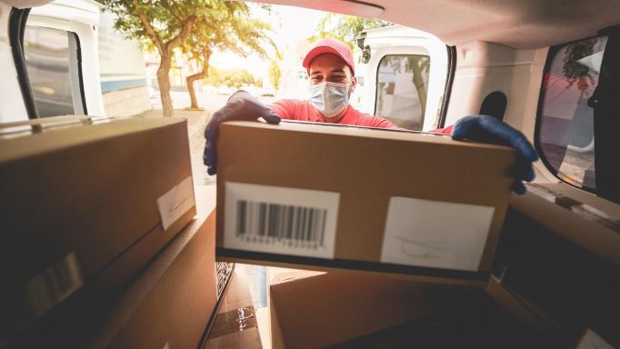 Fino a 1,8 miliardi di euro di resi durante le festività natalizie per l'e-commerce a causa di pacchi danneggiati