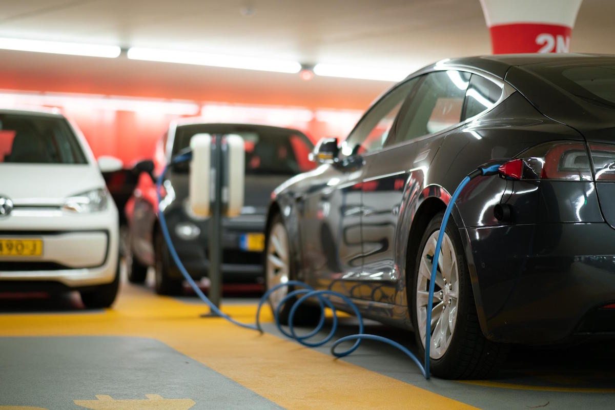 Auto elettriche: le case automobilistiche si sono assicurate meno di un quinto dei metalli necessari per la produzione di batterie