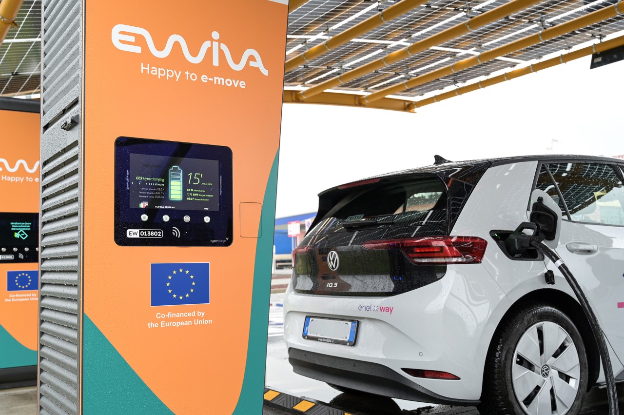 Le nuove colonnine HPC Ewiva per la ricarica elettrica ultra-veloce sono in funzione sulla A35 Brebemi-Aleatica