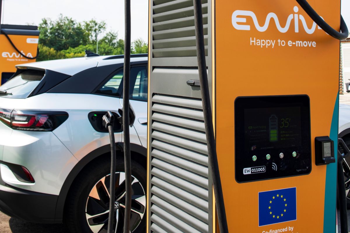 Ewiva: ampliato a più di 70 siti in tutta Italia il progetto per pagare la ricarica elettrica con il Pos