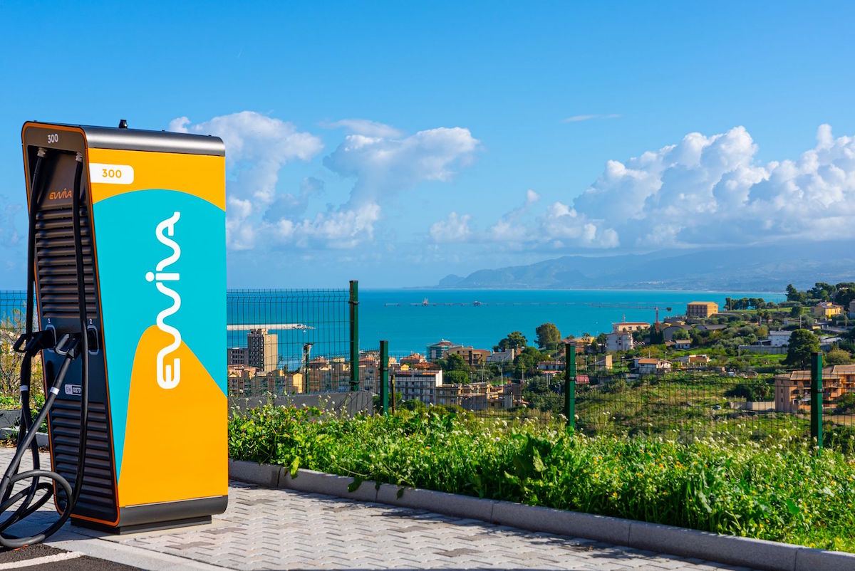 Ewiva corre veloce: a sette mesi dal lancio, ha già installato 950 punti di ricarica ad alta potenza per veicoli elettrici