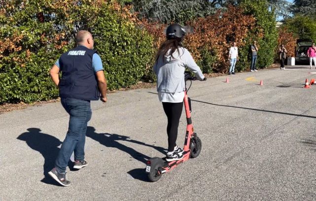 Settimana Europea della Mobilità: i milanesi a scuola guida di monopattini alla Motorizzazione