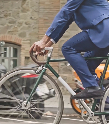 Il 66% degli italiani ha una bici o un monopattino, ma solo il 26% li usa spesso