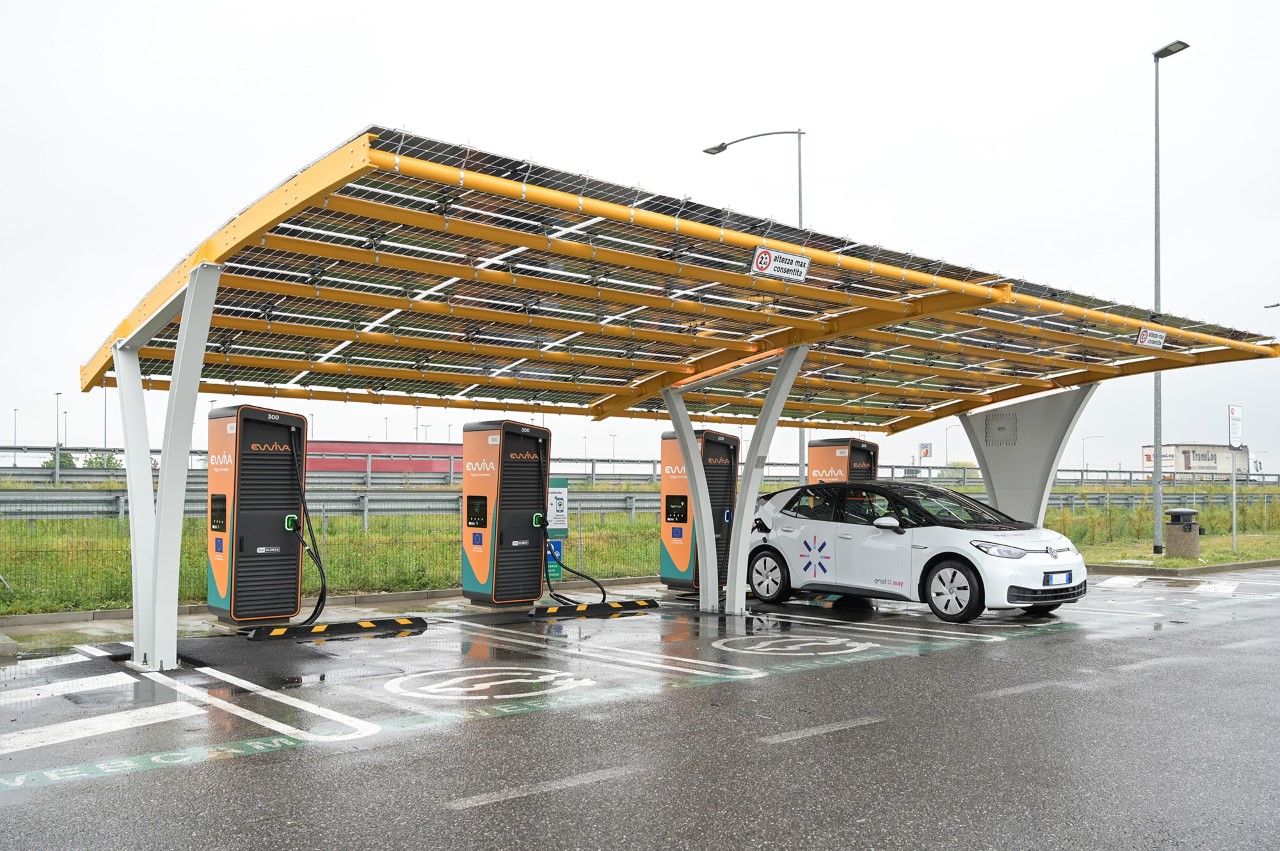Le nuove colonnine HPC Ewiva per la ricarica elettrica ultra-veloce sono in funzione sulla A35 Brebemi-Aleatica