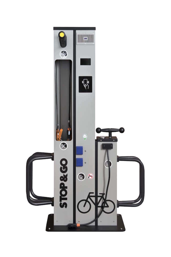 Le colonnine per la ricarica delle e-bike diventano 4.0: i nuovi punti di ricarica avranno il Wi-Fi e sensori per misurare la qualità dell'aria