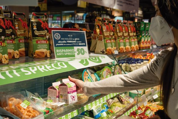 Carrefour Italia contro lo spreco di cibo: obiettivo -50% di rifiuti alimentari entro il 2025
