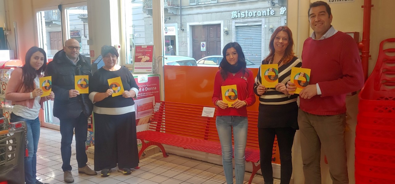 Conad Nord Ovest e i soci sul territorio installano in Via Cesana a Torino una panchina rossa per dire no alla volenza di genere