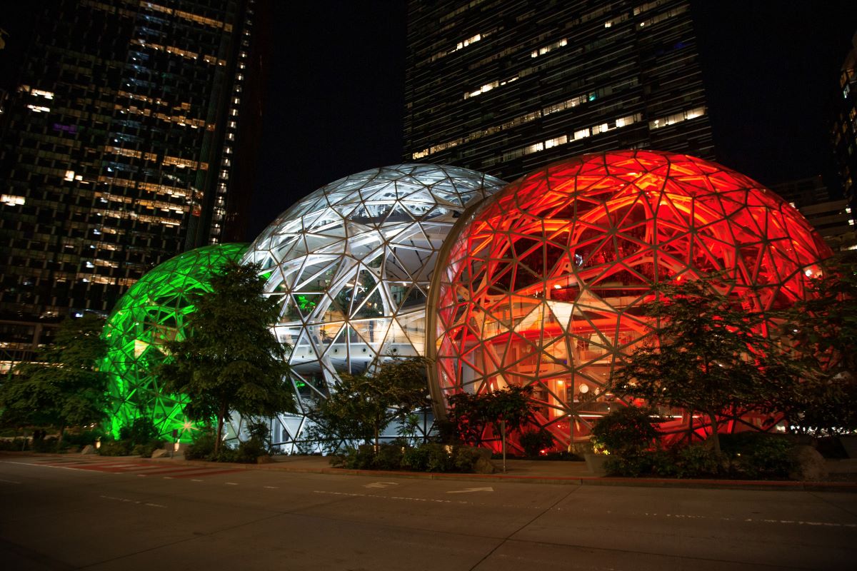 Green Retail  - Festa della Repubblica: Amazon omaggia l'Italia illuminando con il tricolore le Sfere del centro direzionale di Seattle 