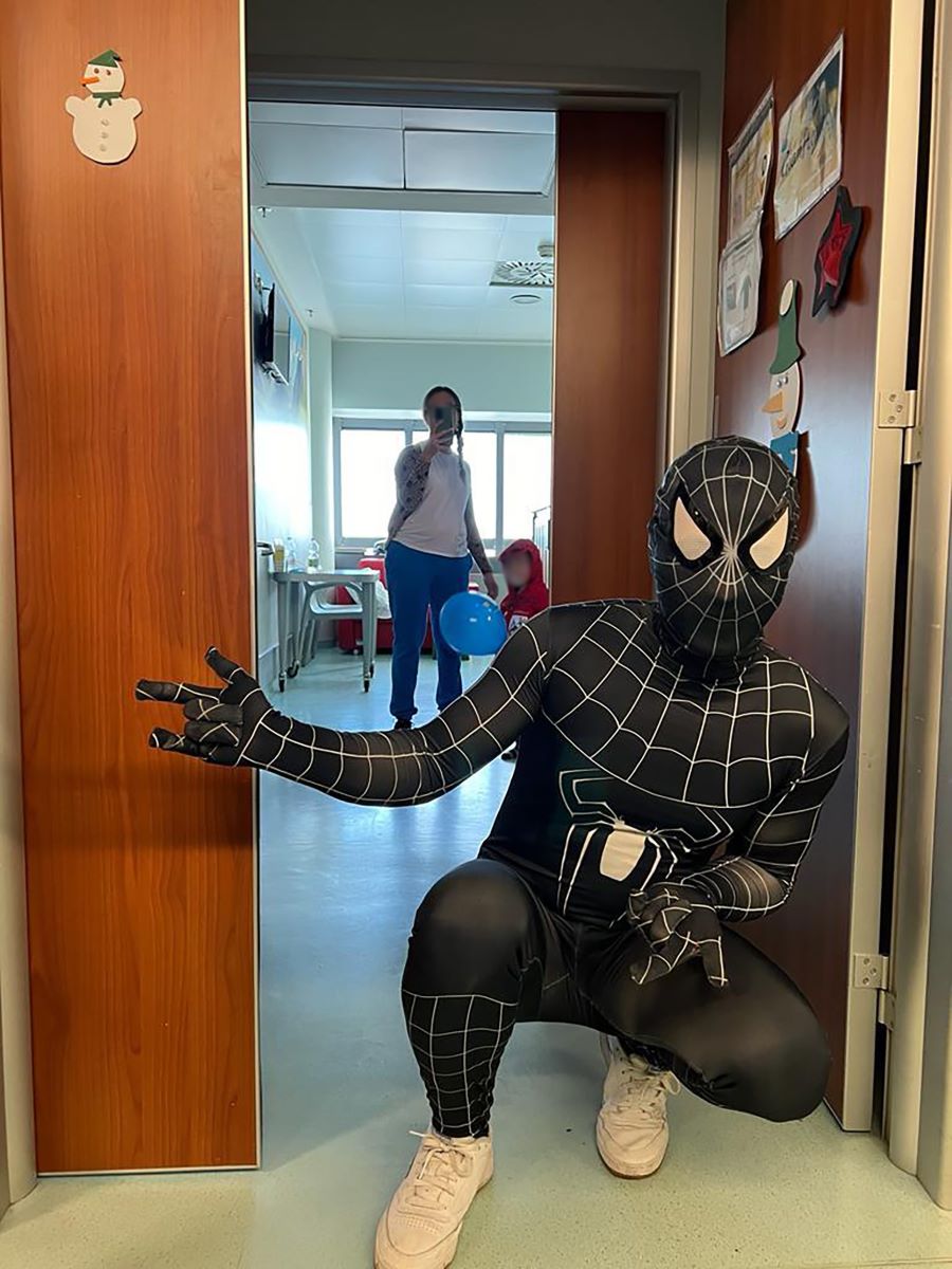 I super eroi acrobatici arrivano dal cielo e fanno tappa nei reparti pediatrici degli ospedali lombardi
