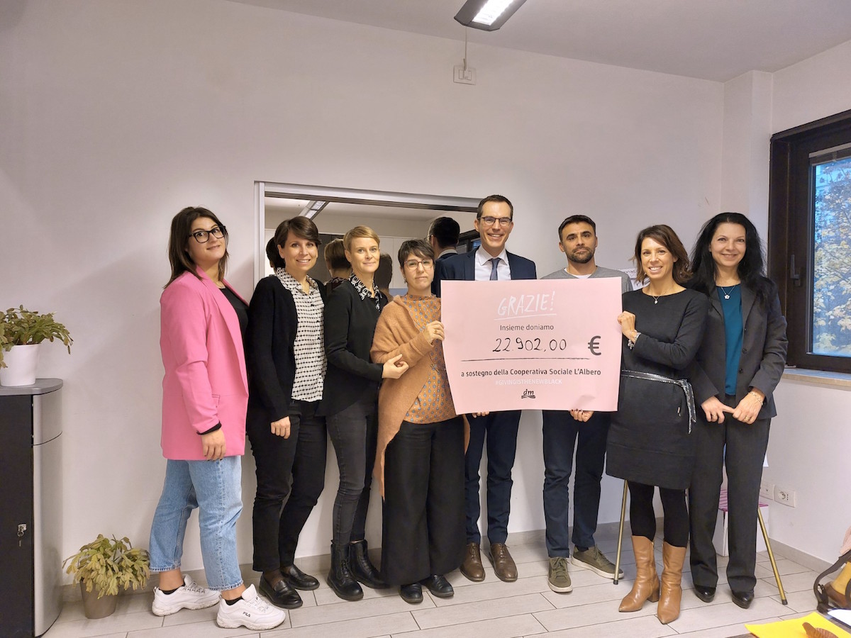 dm Italia dona 22.902 euro alla cooperativa sociale L' Albero
